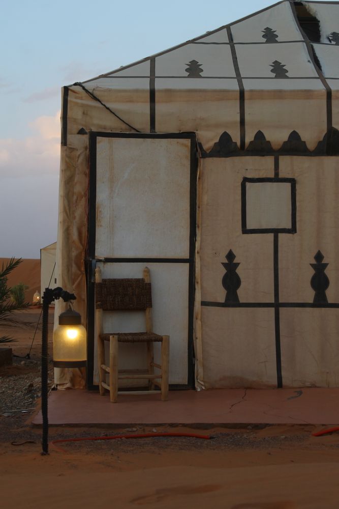 Tienda tradicional bereber con lámpara en el desierto