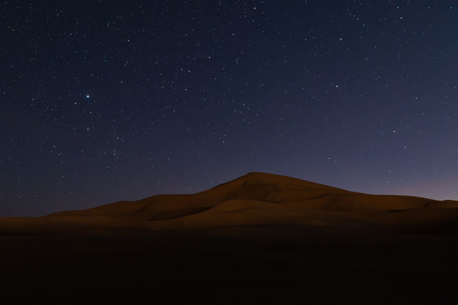 Dunas de Erg Chebbi bajo un cielo estrellado en Merzouga