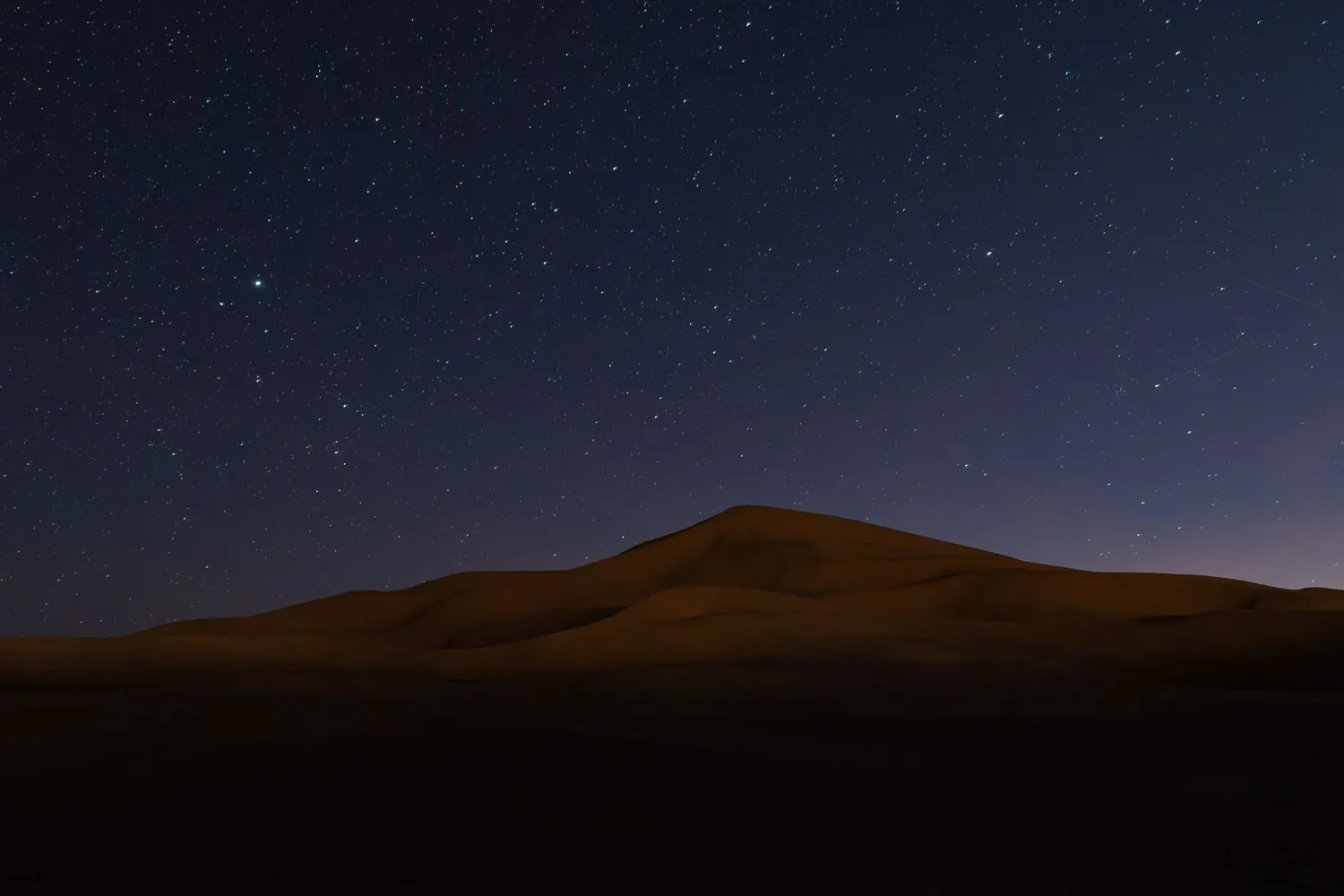 Dunas de Erg Chebbi bajo un cielo estrellado